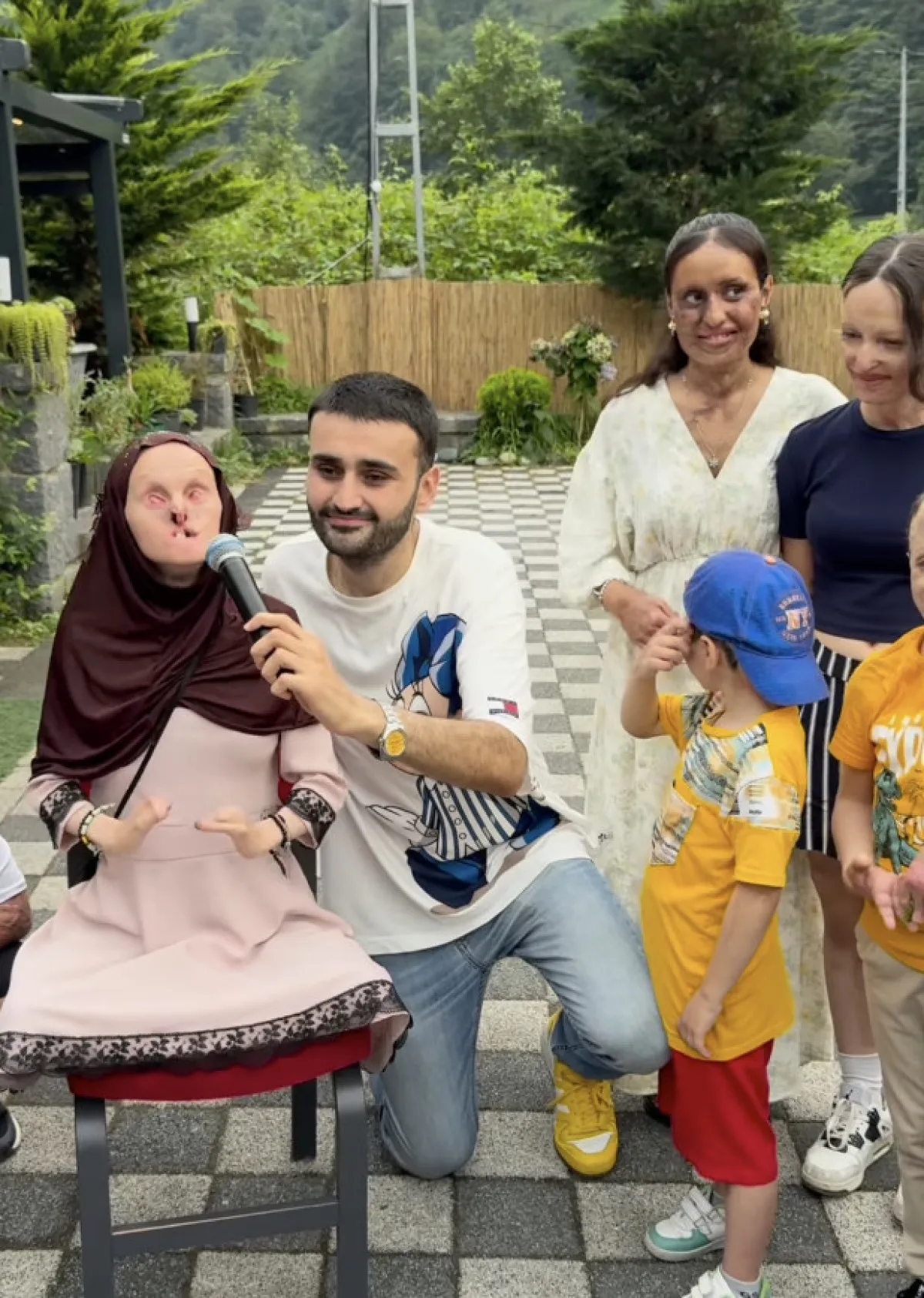 CZN Burak Yanık Tedavisi Gören Çocuklarla Bir Araya Geldi!