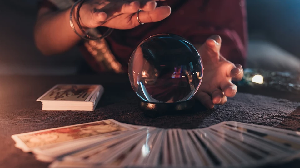 Kapak görseli: Tarot falı bakan medyum, bakanlığın radarına takıldı! Aldatıcı reklamlara 1,4 milyon ceza!
